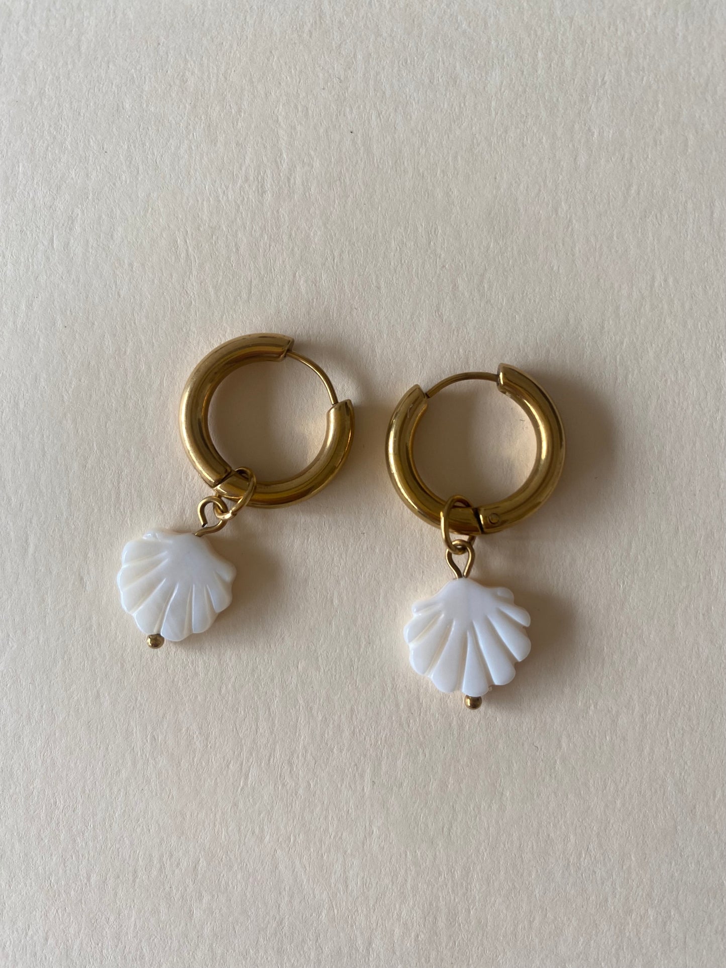 Mini créoles Ariel - coquillage nacré